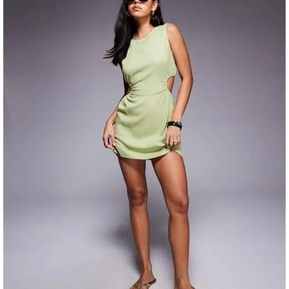 Green Sleeveless Dress - Picture 2 of 3